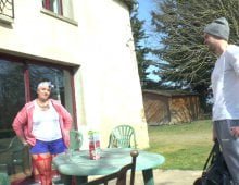 Une maman nympho se fait fister par le coach sportif.