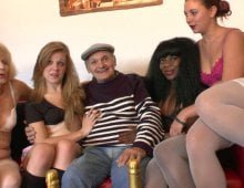 On offre 4 super salopes à Papy voyeur pour ses 70 ans!