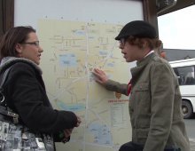 Jessy, une jeune scout, repart de chez Candice avec les orifices totalement dilatés!