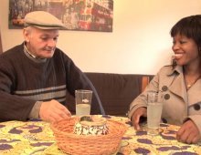 On offre une belle black à notre Papy pervers