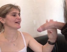 Dilatation et baise bien hard pour Carole, une milf très cochonne!
