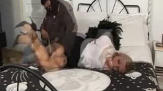 Porno bondage soft avec une prise d’otage