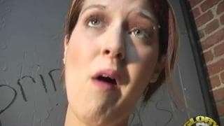 Trisha Rey suce sublimement bien aux toilettes