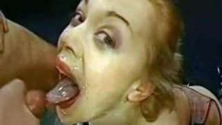 Une blonde très chaude se fait éjaculer dans la bouche