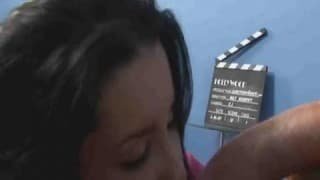 Une jolie scène cochonne avec une brunette
